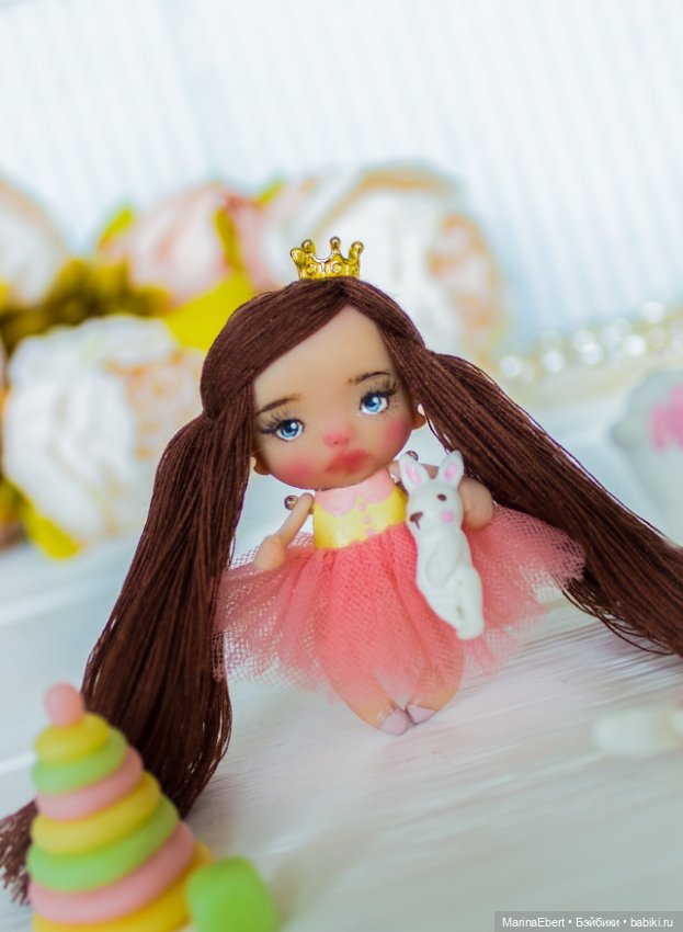 Маленькая куколка Оливия — Авторские игрушки из разных материалов: синельная проволока