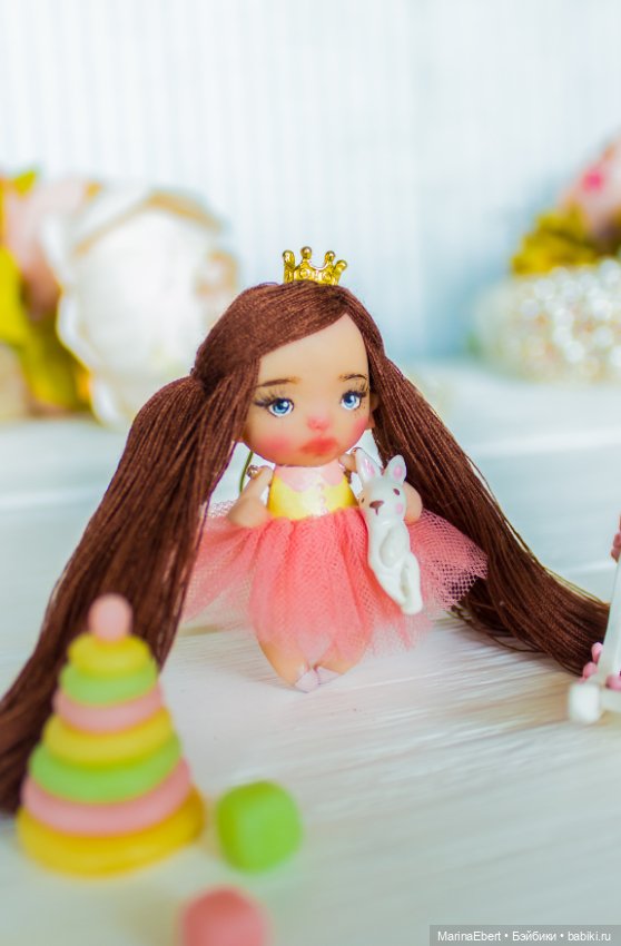 Маленькая куколка Оливия — Авторские игрушки из разных материалов: синельная проволока (фото 9)