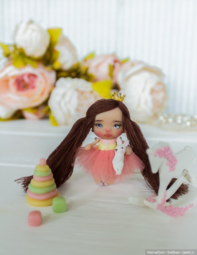 Маленькая куколка Оливия — Авторские игрушки из разных материалов: синельная проволока (фото 10)