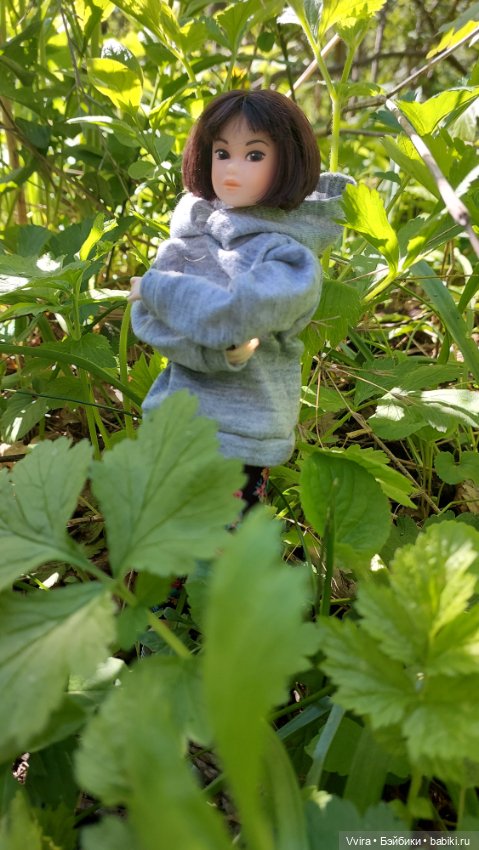 Много зелени и одна кукла