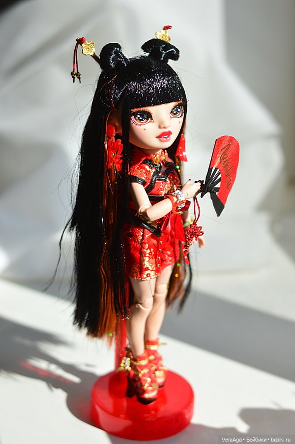 Лили Ченг от Rainbow High