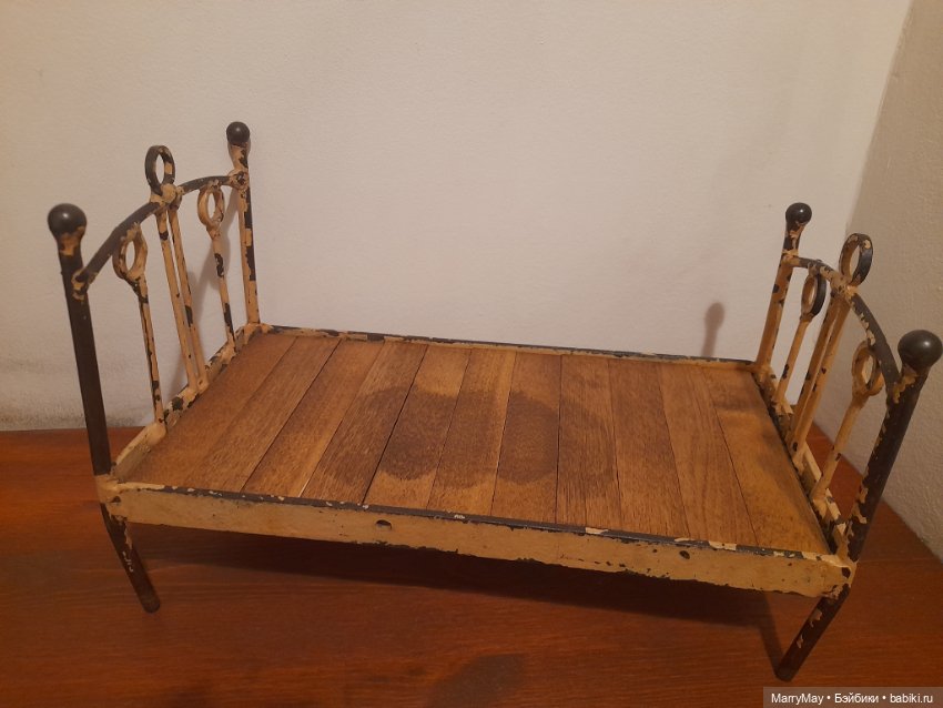 Винтажная кроватка — Редкие антикварные куклы и реплики: воск