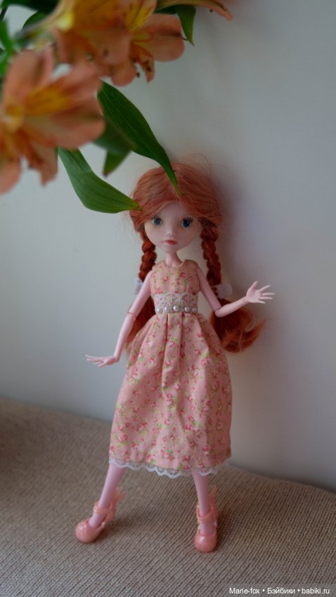 Рыжики в цветах: девочка в береточке и задумчивая косичка