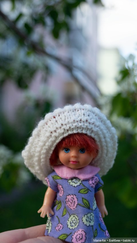 Рыжики в цветах: девочка в береточке и задумчивая косичка