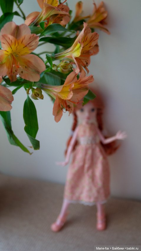 Рыжики в цветах: девочка в береточке и задумчивая косичка