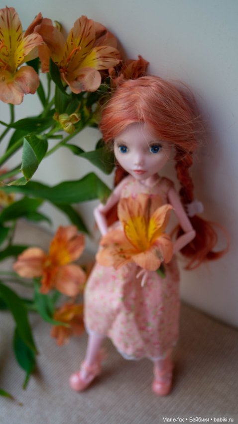 Рыжики в цветах: девочка в береточке и задумчивая косичка