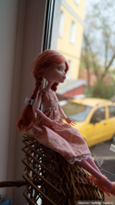 Рыжики в цветах: девочка в береточке и задумчивая косичка