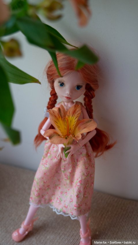 Рыжики в цветах: девочка в береточке и задумчивая косичка