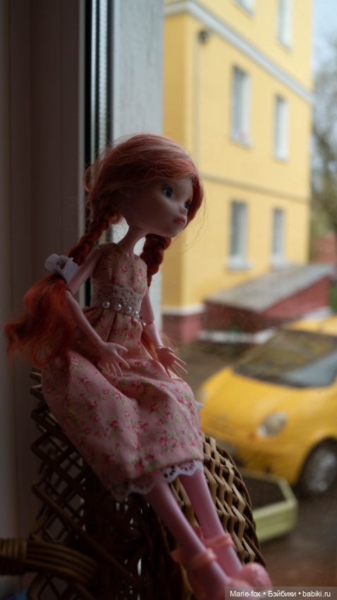 Рыжики в цветах: девочка в береточке и задумчивая косичка