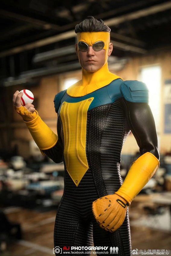 Фотографии серийной фигурки Неуязвимого в масштабе 1/6 от Soosootoys