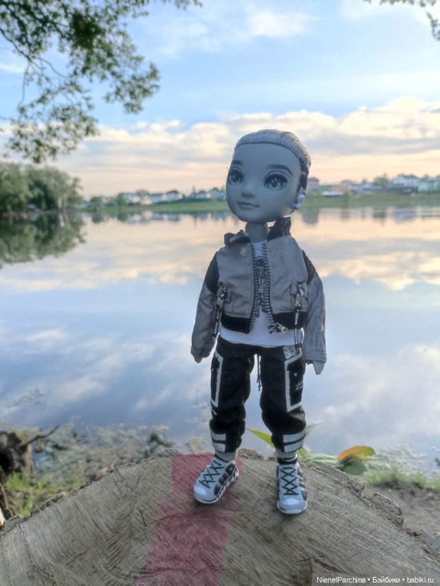 Эш на прогулке — Куклы Rainbow High (Рейнбоу Хай