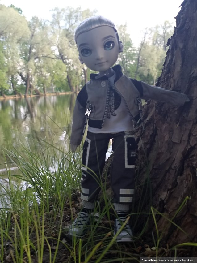 Эш на прогулке — Куклы Rainbow High (Рейнбоу Хай