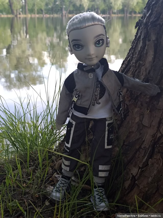 Эш на прогулке — Куклы Rainbow High (Рейнбоу Хай