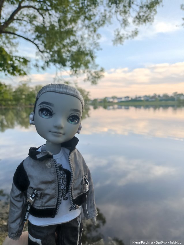 Эш на прогулке — Куклы Rainbow High (Рейнбоу Хай