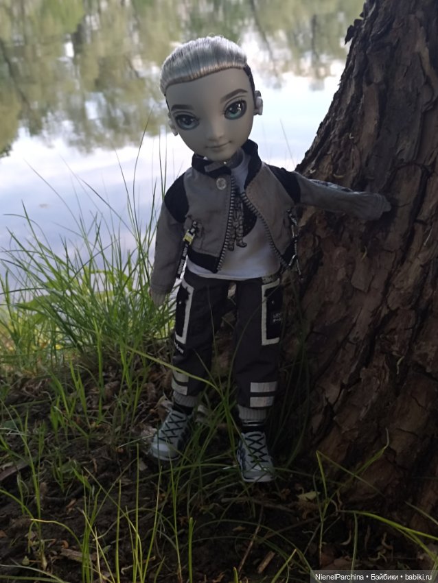 Эш на прогулке — Куклы Rainbow High (Рейнбоу Хай