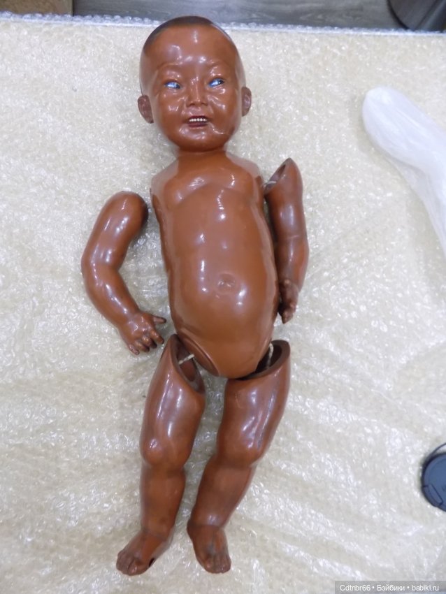 Реставрация двух тёмнокожих мальчиков. Один целлулоидный, второй металлический