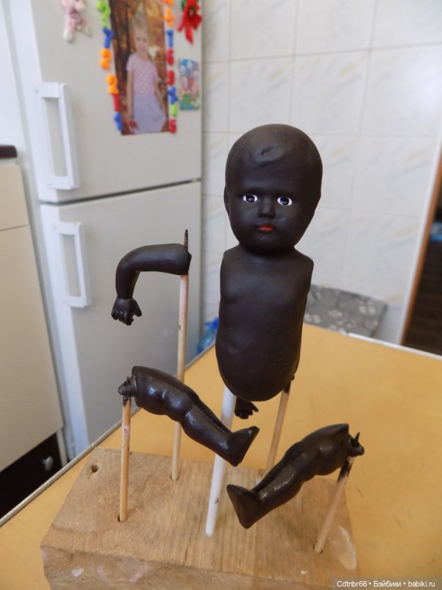 Реставрация двух тёмнокожих мальчиков. Один целлулоидный, второй металлический