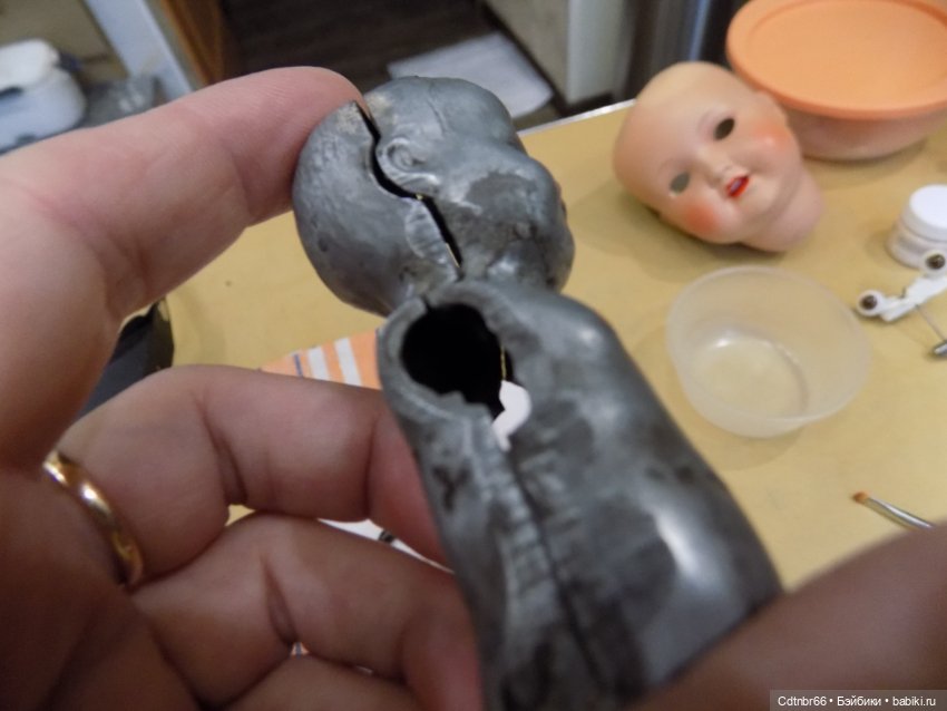 Реставрация двух тёмнокожих мальчиков. Один целлулоидный, второй металлический