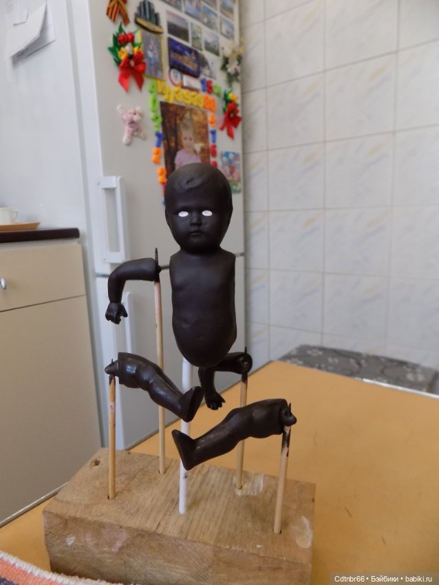 Реставрация двух тёмнокожих мальчиков. Один целлулоидный, второй металлический