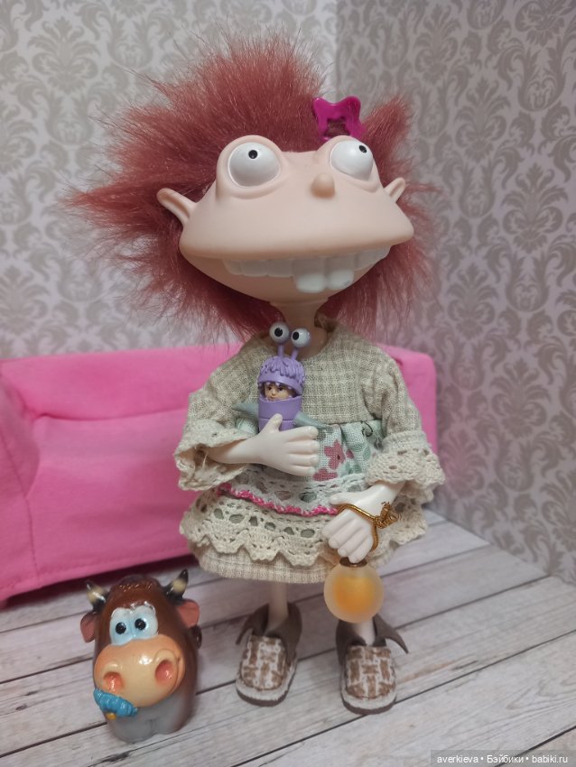 И создал Бог женщину, усмехнулся и сказал:"Потом накрасится"