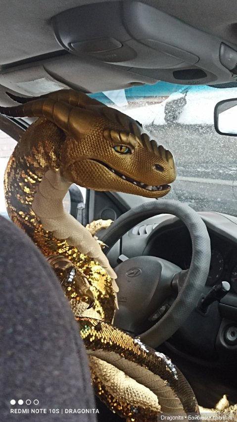 Огромный золотой дракон Керровитарр