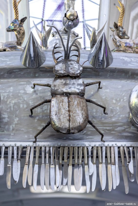 Художник Гуадалупе Маравилья (Guadalupe Maravilla) превратил школьный автобус в иммерсивную инсталляцию (фото 2)