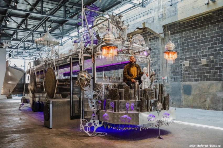 Художник Гуадалупе Маравилья (Guadalupe Maravilla) превратил школьный автобус в иммерсивную инсталляцию (фото 5)