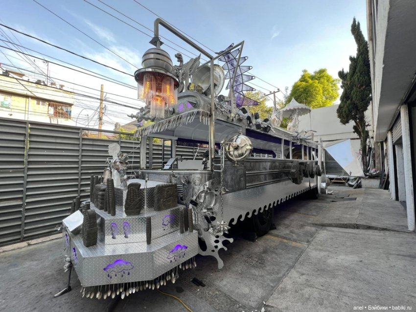 Художник Гуадалупе Маравилья (Guadalupe Maravilla) превратил школьный автобус в иммерсивную инсталляцию