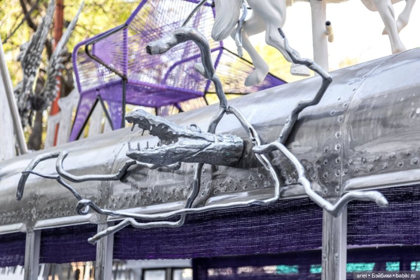 Художник Гуадалупе Маравилья (Guadalupe Maravilla) превратил школьный автобус в иммерсивную инсталляцию (фото 3)