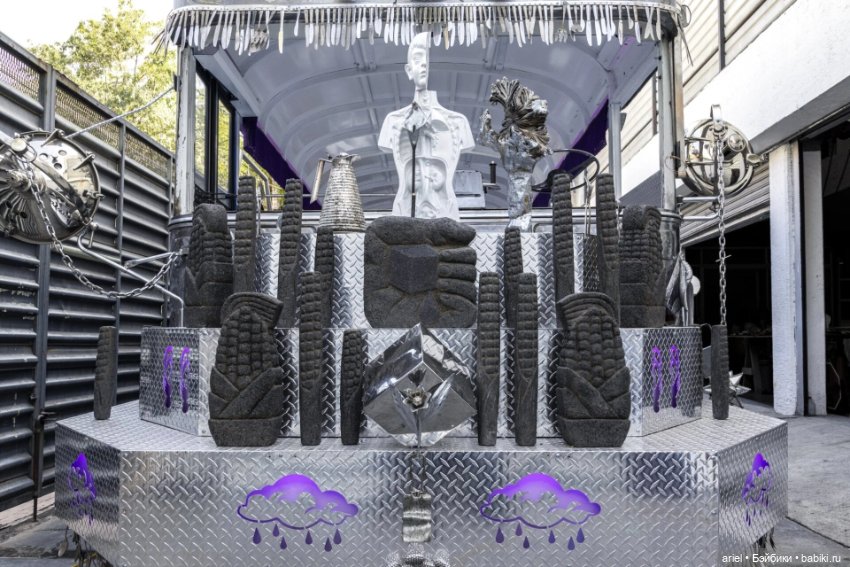 Художник Гуадалупе Маравилья (Guadalupe Maravilla) превратил школьный автобус в иммерсивную инсталляцию (фото 8)