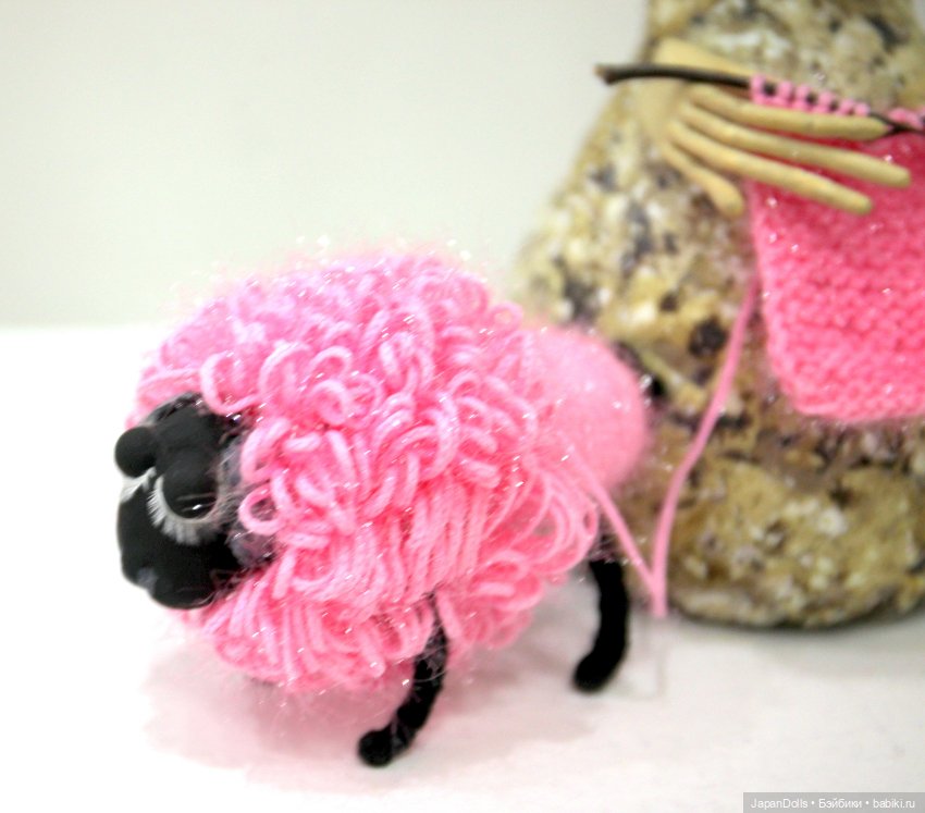 "Новый свитер" на выставке "Куклы с характером. Четвертая высота" (фото 2)