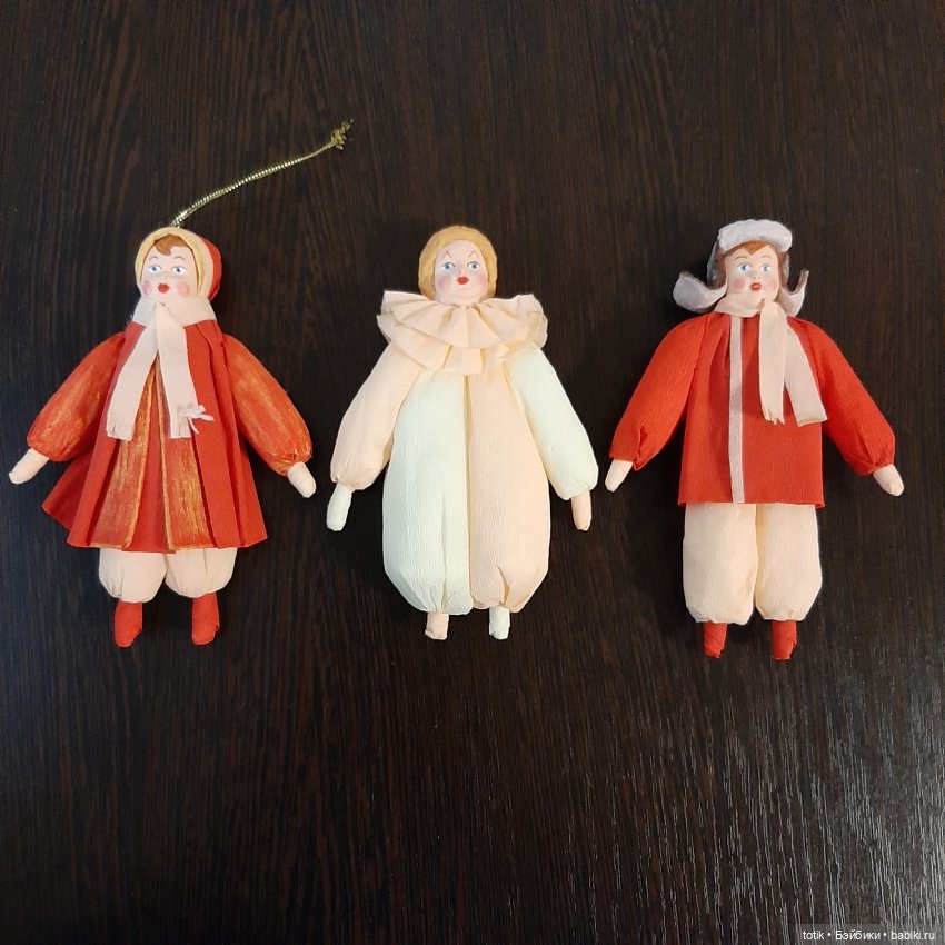 Елочные игрушки из гофрированной бумаги в советском стиле.