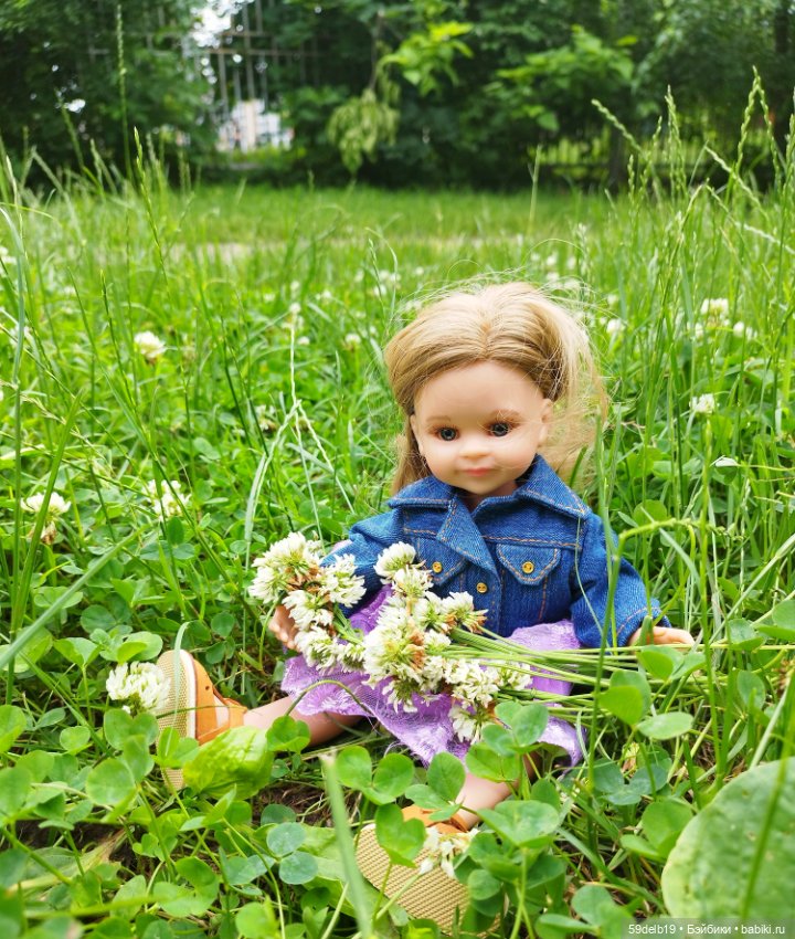 Василиска на лугу собирает цветы и плетёт веночек (фото 3)