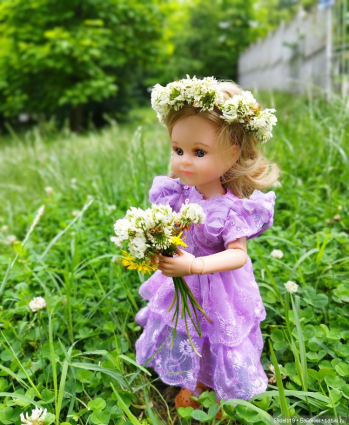 Василиска на лугу собирает цветы и плетёт веночек (фото 9)