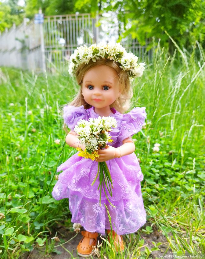 Василиска на лугу собирает цветы и плетёт веночек (фото 10)