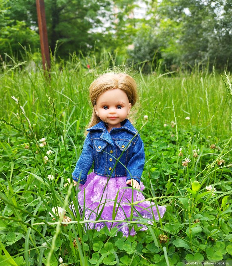 Василиска на лугу собирает цветы и плетёт веночек