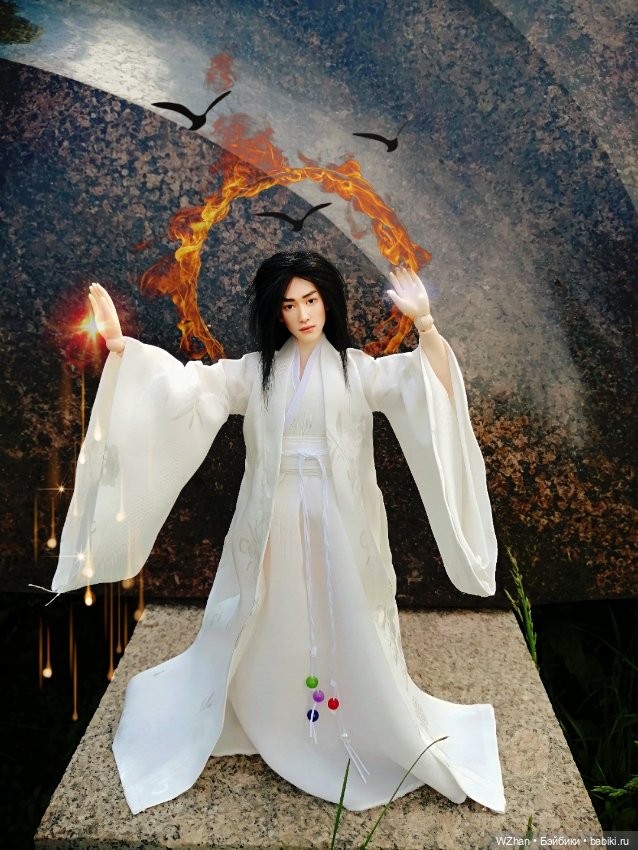 Нежный Бог Демонов Ло ЮньСи в белом ханьфу.