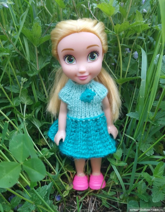 Прогулка Олеси в новом платье