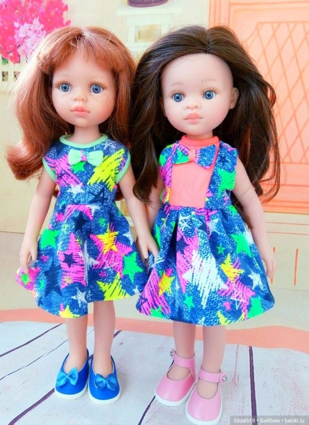 Сёстры в одинаковых платьях