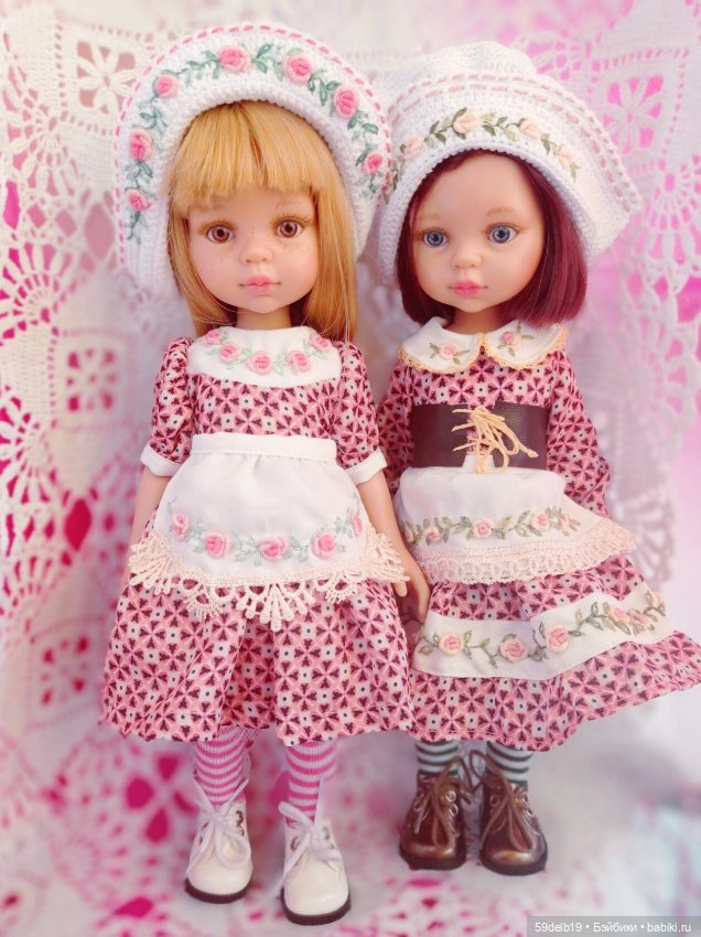 Сёстры в одинаковых платьях