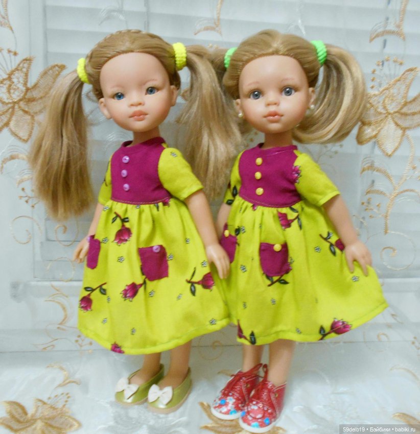 Сёстры в одинаковых платьях