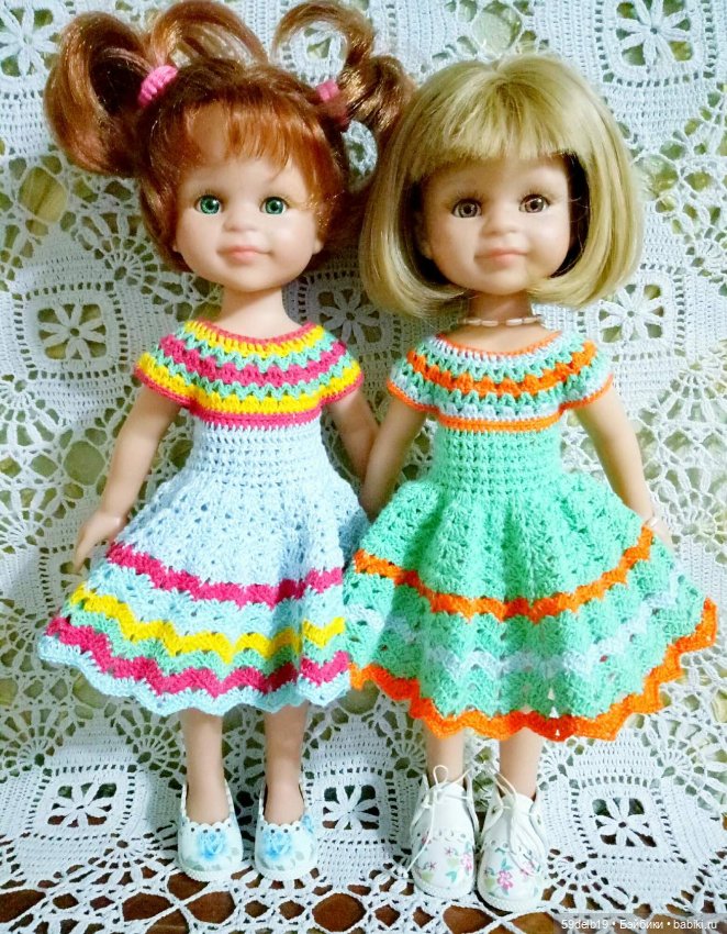 Сёстры в одинаковых платьях