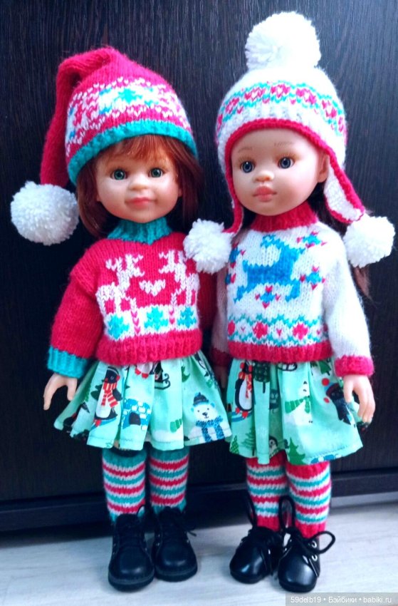 Сёстры в одинаковых платьях