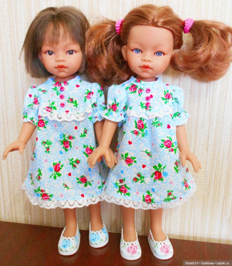 Сёстры в одинаковых платьях