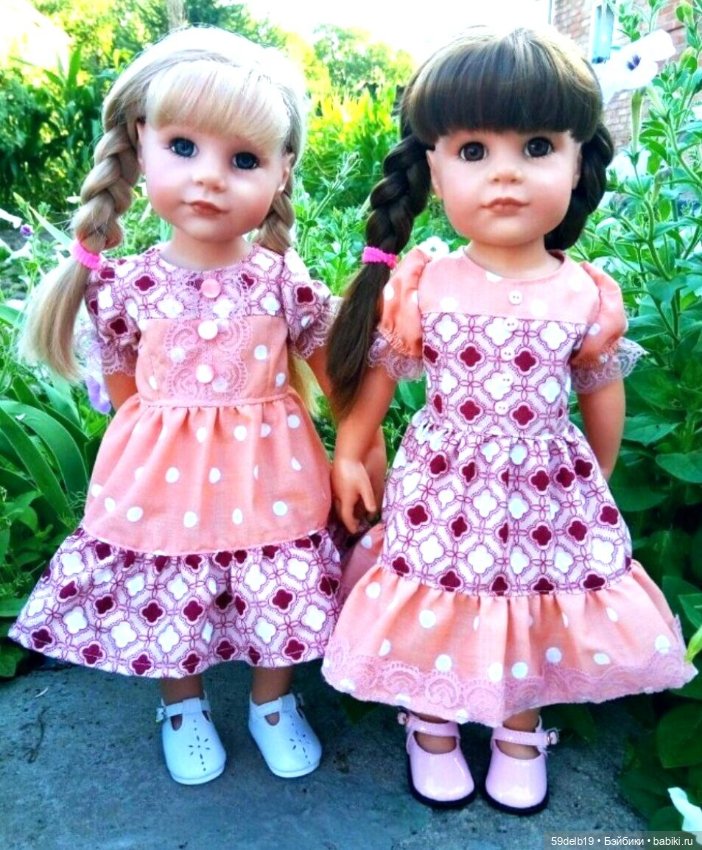 Сёстры в одинаковых платьях