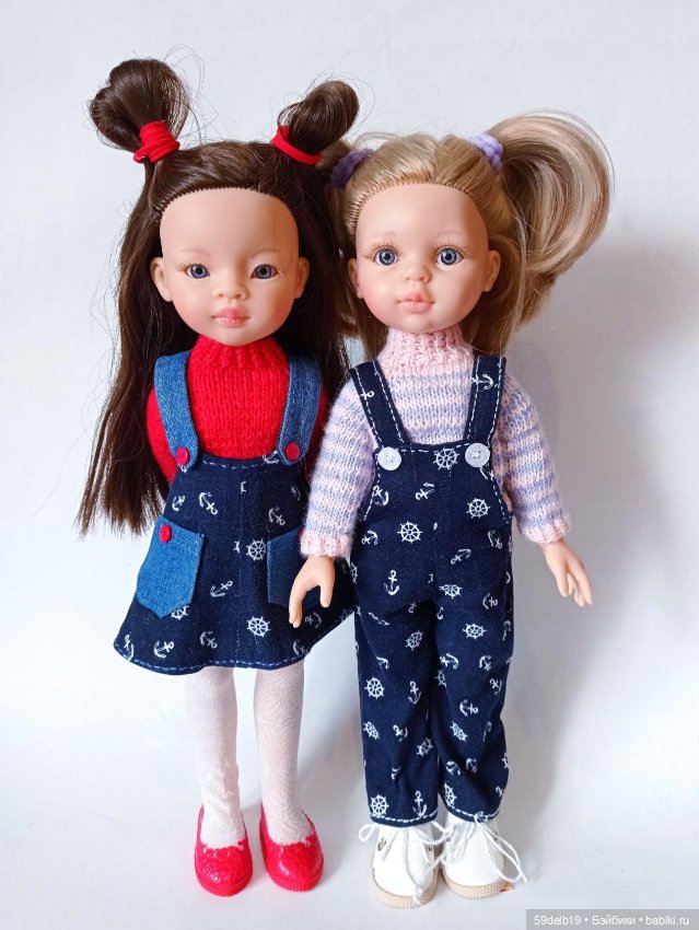 Сёстры в одинаковых платьях