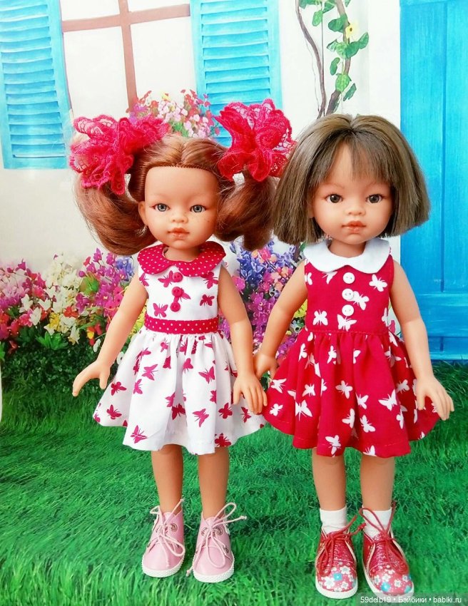 Сёстры в одинаковых платьях