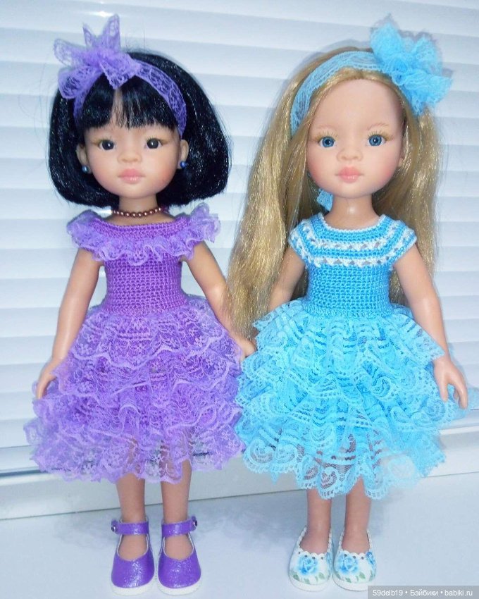 Сёстры в одинаковых платьях