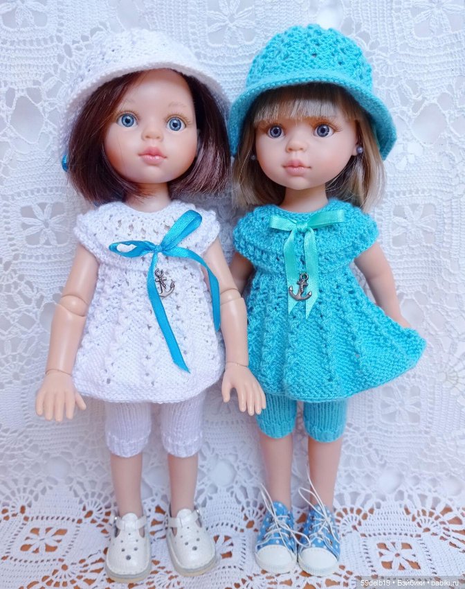 Сёстры в одинаковых платьях