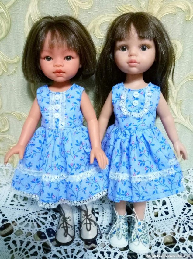 Сёстры в одинаковых платьях